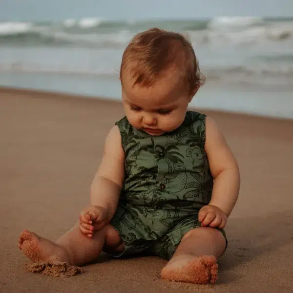 Baby sitzen im Sand am Strand