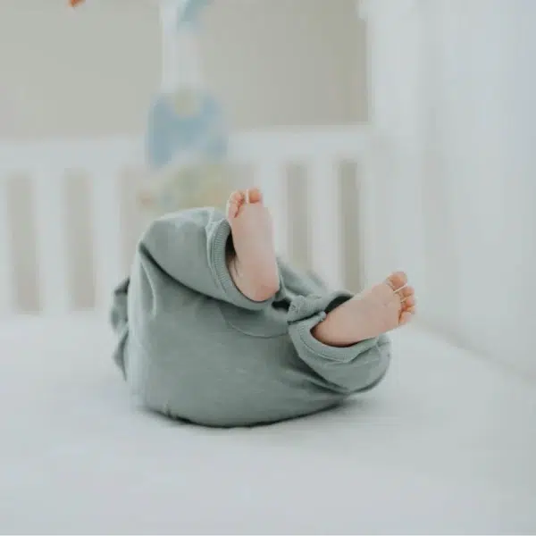 Babyfüsse in Babybett