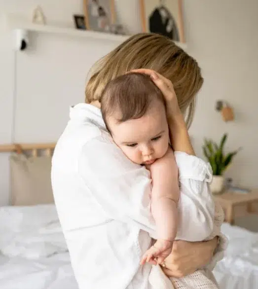 Baby auf Arm von Mutter