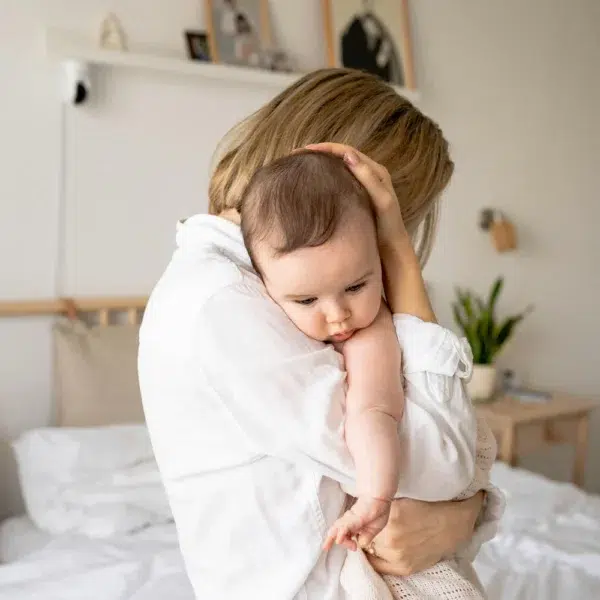 Baby auf Arm von Mutter