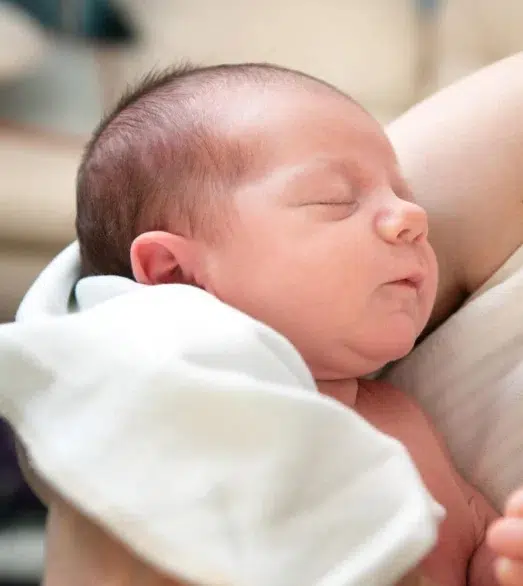 Baby schlafend auf Arm