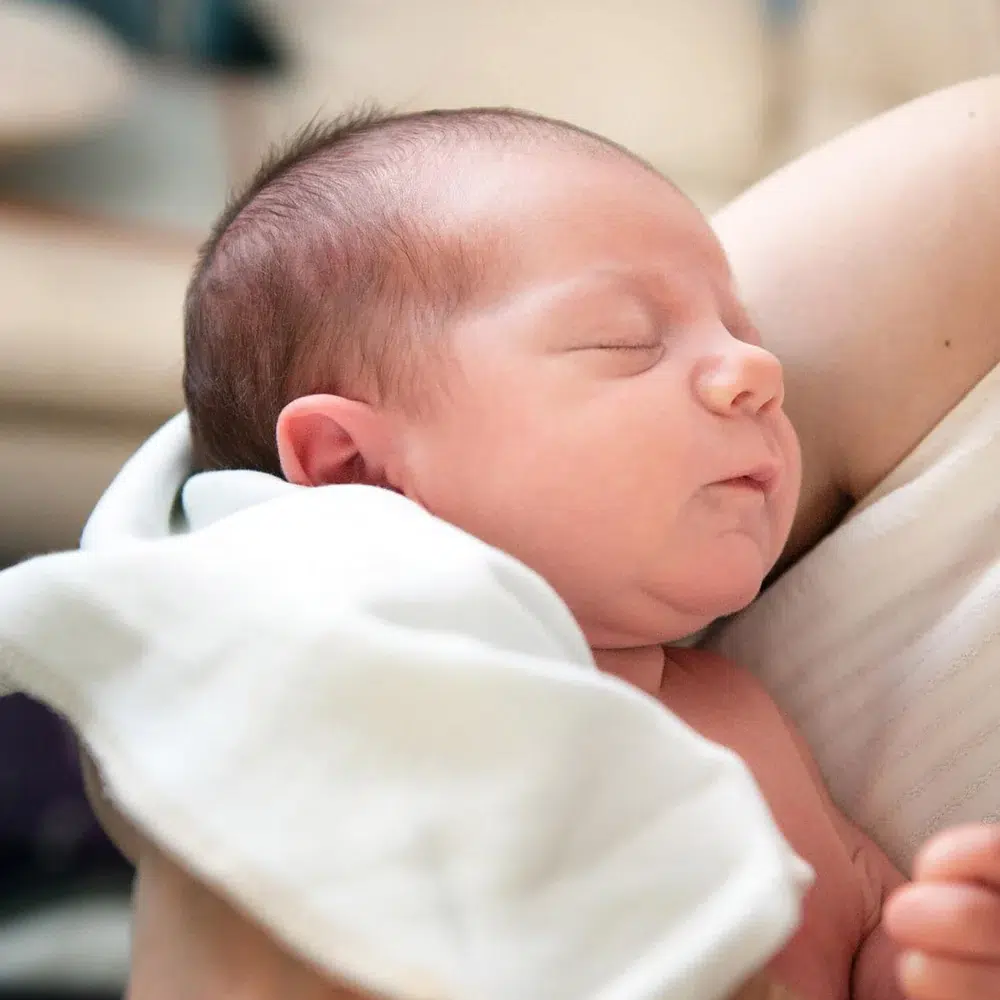 Baby schlafend auf Arm