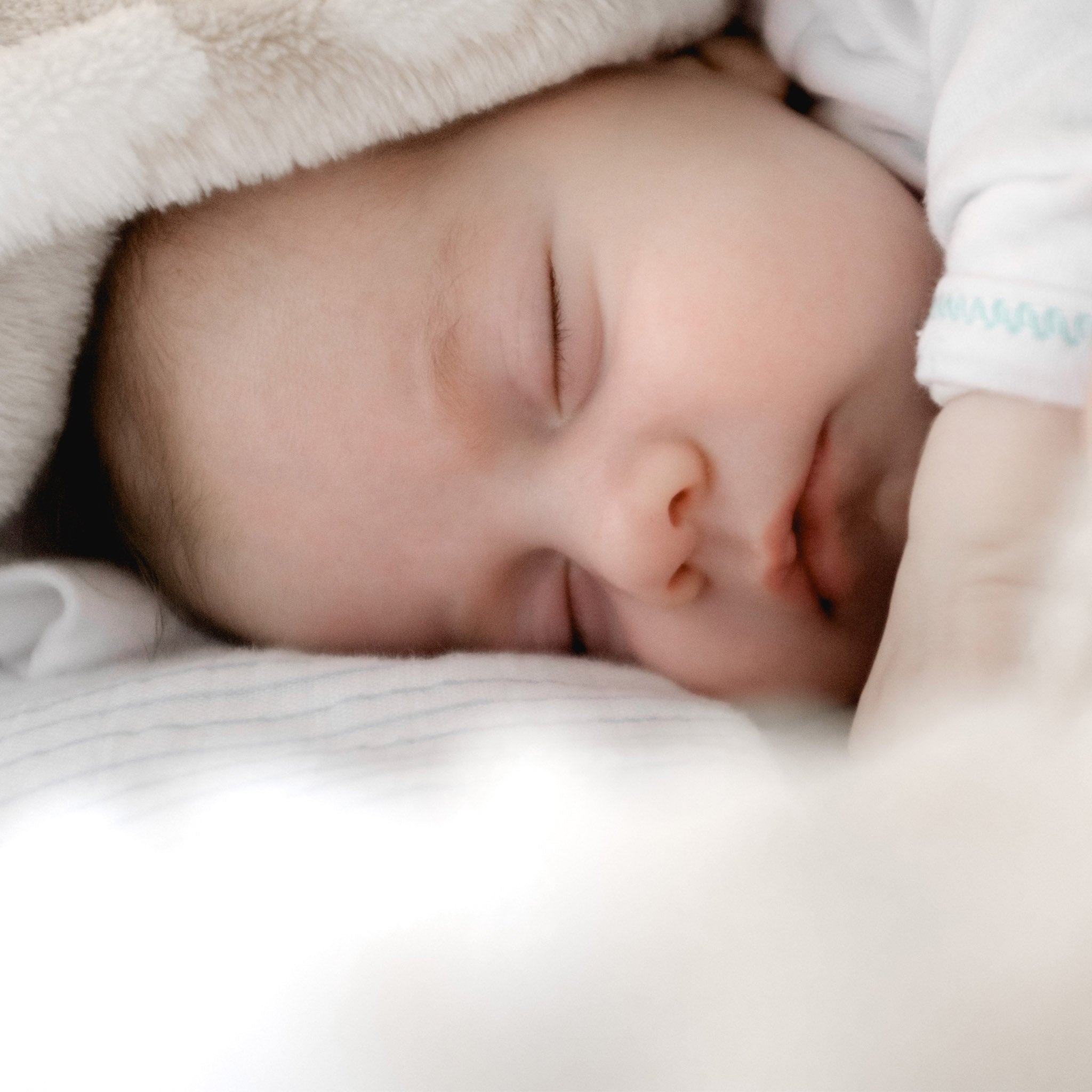 Schlafen statt schreien: Baby schläft im Bett